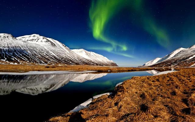Northern lights in Héðinsfjörður in East Iceland
