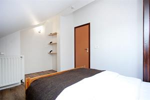 Double room with handbasin and shared bathroom
