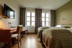 Twin room with private bathroom