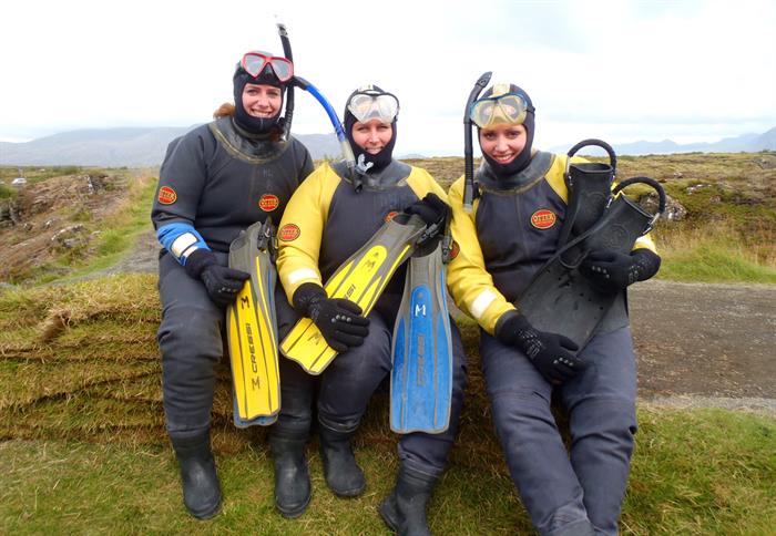 Girls wearing snorkelling gear.jpg Lísa, Hrund and Jóhanna