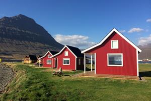 Double room with private bathroom in a unit cottage