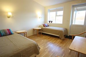 Twin room with private bathroom
