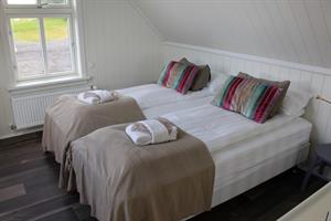 A loft with twin beds in a unit cottage