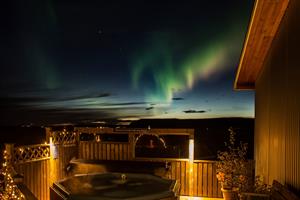Heitur pottur og norðurljós
