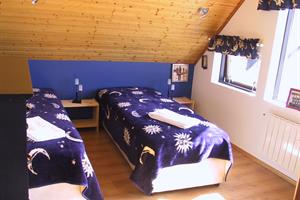 Twin room with shared bathroom