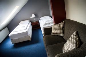 Fjölskylduherbergi fyrir þrjá með handlaug og sameiginlegu baðherbergi