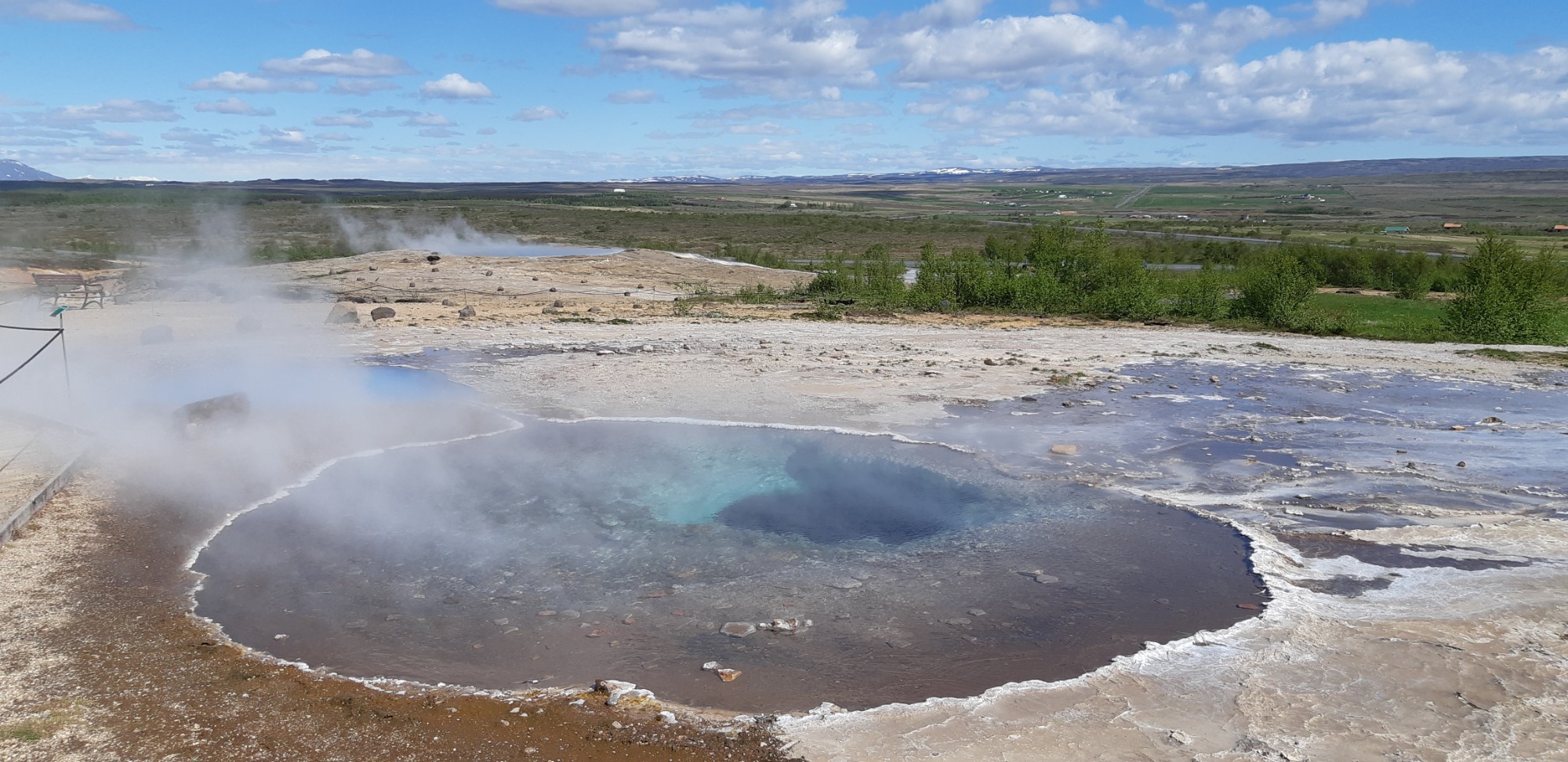 Strokkur býr sig undir að blása Strokkur býr sig undir að blása