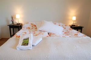 Cosy double/twin rooms at the farmhouse Hofsstaðir
