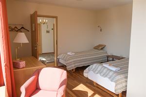Twin room with private bathroom