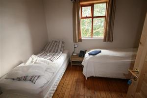 Twin room with shared bathroom