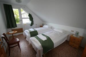 Twin room with shared bathroom 