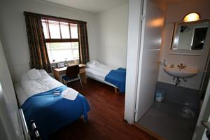 Twin room with private bathroom