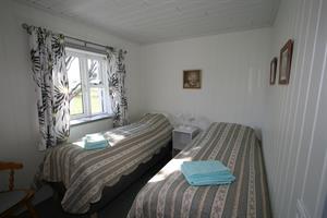 Twin room with shared bathroom