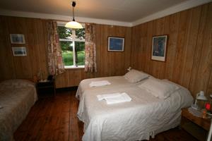 Triple room with shared bathroom