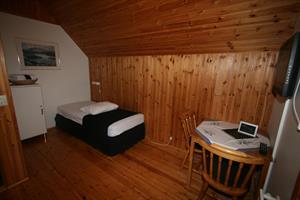 Twin room with shared bathroom
