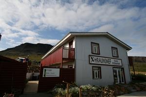 10 spacious rooms with private bathroom and two unit cottages
